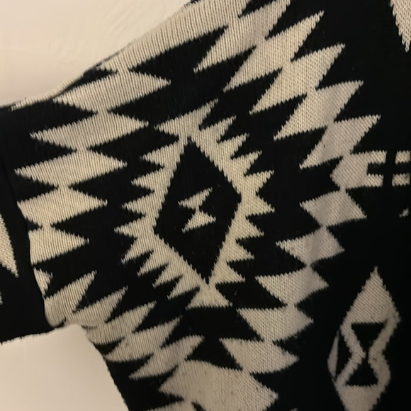 Patterned shrug - Picture 3 of 3